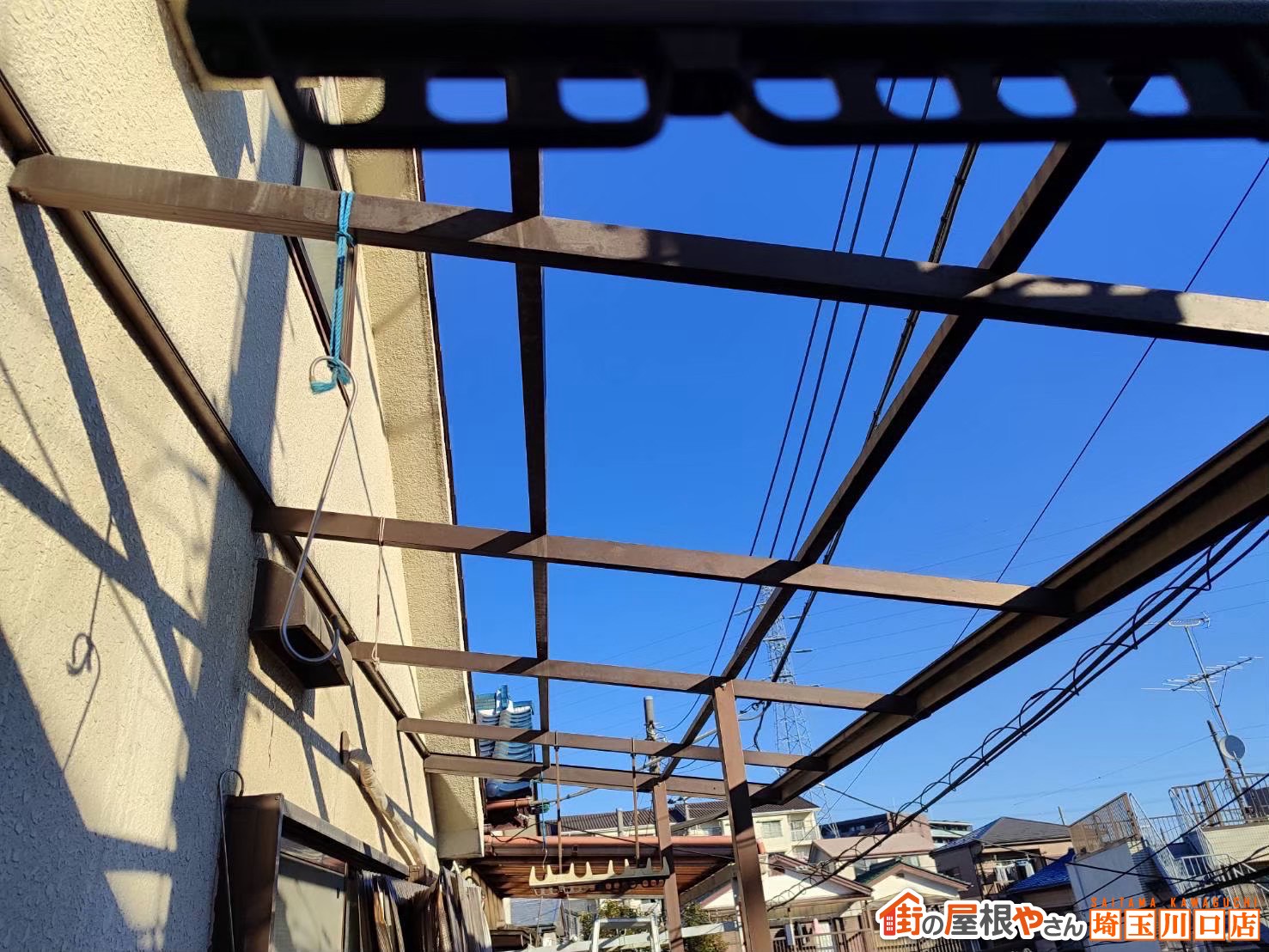 屋根材を取り外した後の骨組みの状態